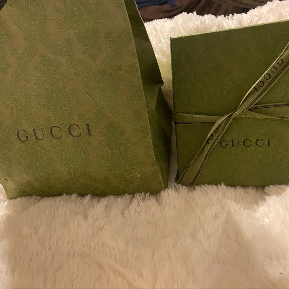 Gucci wallet brand new never use before. Black color leather skin